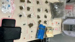 A polícia apreendeu na casa do suspeito 140 pontos de LSD e ecstasy, maconha e skunk, junto com uma espécie de maconha adulterada.
