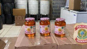 Cerca de 80 policiais participam de ação para desarticular uma organização criminosa suspeita de movimentar R$ 4 mi com a venda de mel falso.