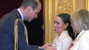 A protagonista de ‘Game of Thrones’ e ‘ Me Before You’ e a mãe foram condecoradas pelo Príncipe William no Castelo de Windsor nesta semana.
