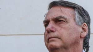 O ex-presidente Jair Bolsonaro compareceu à sede da Polícia Federal, em Brasília, nesta quinta-feira (22), para prestar depoimento sobre seu envolvimento em uma suposta tentativa de golpe de Estado, após sua derrota nas últimas eleições presidenciais.