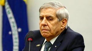 Augusto Heleno defendeu em julho de 2022, que o governo “virasse a mesa” antes da eleição para garantir um segundo mandato político.