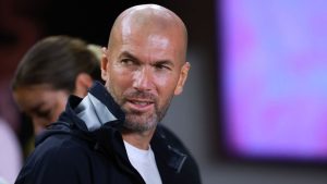 Após três anos parado, Zinedine Zidane quer retomar carreira de técnico e gigantes europeus monitoram a situação do francês.