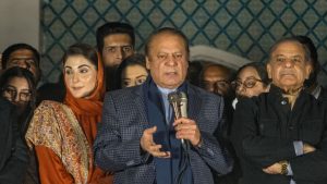 O ex-primeiro-ministro do Paquistão, Nawaz Sharif, declarou vitória de seu partido político nas eleições nacionais. Embora a Liga Islâmica Nawaz do Paquistão tenha conquistado 69 assentos no parlamento, Sharif afirma que, com coalizões com outros partidos, irá alcançar os 169 necessários para formar um governo.
