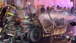 Uma multidão vandalizou e incendiou um carro da Waymo, serviço de táxi autônomo do Google, em San Francisco, na Califórnia, neste sábado (11). Segundo a empresa e autoridades locais, as pessoas utilizaram fogos de artifício.