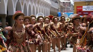 Na Bolívia, o Carnaval de Oruro deslumbra e surpreende pela sua majestade, variedade de danças, trajes multicoloridos e alegria. Diferente de outros Carnavais, o de Oruro é uma peregrinação de três quilômetros e meio, dançando, até o Santuário da Virgem de Socavón, que é venerada.