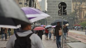 As chuvas que atingem o estado de São Paulo desde o fim da tarde deste sábado (10) causaram alagamentos em ao menos seis municípios
