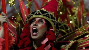 Enquanto a Marquês de Sapucaí recebe as escolas do grupo de elite do Carnaval Carioca, as demais divisões apresentam seus sambas na Intendente Magalhães, estrada que fica na Zona Norte da cidade.