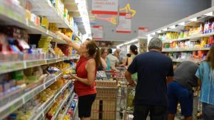 O consumo nos lares brasileiros registrou alta de 1,2% em janeiro em comparação com o mesmo mês de 2023. Em relação a dezembro, houve queda de 22%. Os dados, divulgados nesta quinta-feira (29), são da Associação Brasileira de Supermercados (Abras).