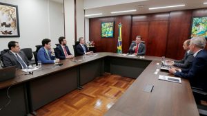 Nesta quinta-feira (29), o ministro da Agricultura e Pecuária, Carlos Fávaro, realizou reunião com a diretoria da Associação Brasileira de Indústrias de Bioinsumos, a Abinbio.
