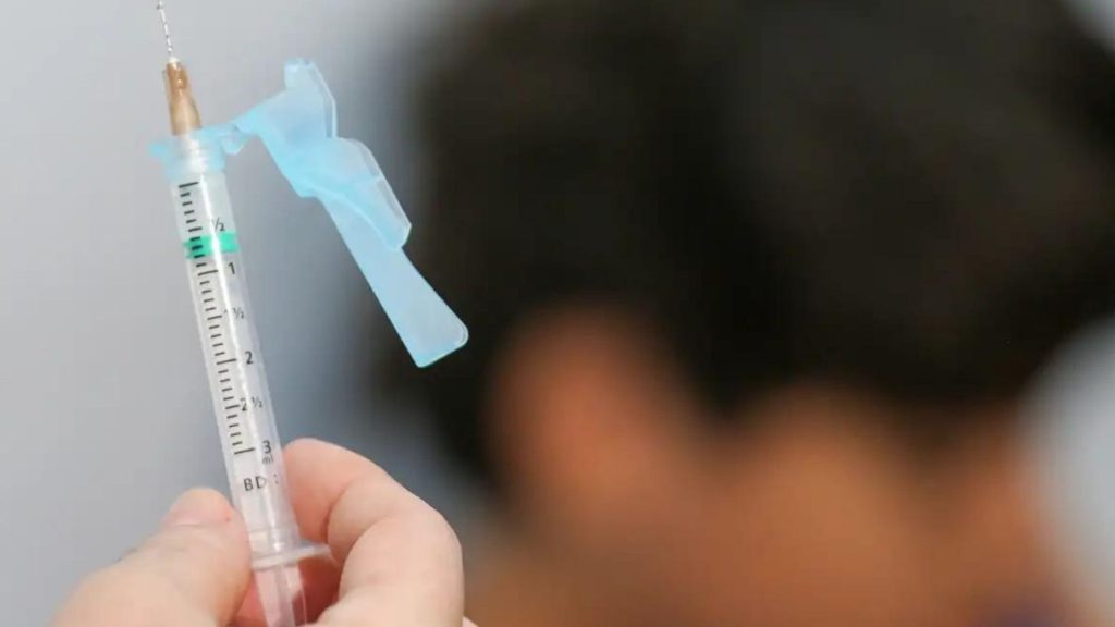 O Distrito Federal aplicou 9.895 doses da vacina contra a dengue em crianças de 10 a 11 anos desde a última sexta-feira (10), quando a imunização começou.