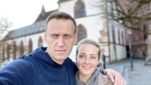 Yulia, acusa diretamente Putin de ser responsável pela morte de Alexei Navalny, alegando que ele roubou dela um pai para seus dois filhos