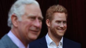Após o anúncio feito pelo Palácio de Buckingham de que o rei Charles III estava com câncer, o príncipe Harry decidiu voltar ao Reino Unido para visitar o pai. Harry chegou a Londres na tarde desta terça-feira (6), vindo da Califórnia. A informação é da CNN.