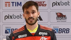 Matías Viña tem 26 anos e foi regularizado no Flamengo no início de fevereiro, mas antes disso, já vinha realizando atividades com o elenco