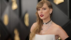 A diva Taylor Swift, primeira artista a superar a marca de US$ 1 bilhão arrecadados com a turnê "The Eras Tour", alcançou mais um marco. A prestigiada Universidade de Harvard lançou um curso baseado nas letras das músicas da artista originária da Pensilvânia.