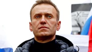 O ativista russo Alexei Navalny, principal opositor do governo de Vladimir Putin, foi encontrado morto, nesta sexta-feira (16), em sua cela na prisão siberiana IK-3. Segundo relatos oficiais, Navalny se sentiu mal e desmaiou ao voltar de uma caminhada.