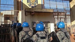Um motim na Penitenciária Regional Pedro Juan Caballero, no departamento de Amambay, no Paraguai, deixou três presos feridos sem gravidade na manhã desta sexta-feira (16). O local fica próximo à fronteira do Brasil. 