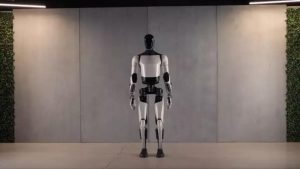 Musk compartilhou um vídeo de um dos projetos robóticos mais recentes da Tesla, o robô humanoide, andando por uma sala repleta de técnicos.