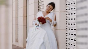 Noiva “se casa” sozinha após parceiro morrer um mês antes da data