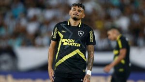 Torcedores do Botafogo perdem paciência e pressionam Tiquinho Soares