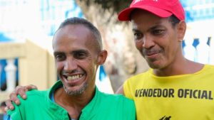 Vitor, que mora no bairro Sete de Abril e trabalha como catador de latinhas, aproveitou a movimentação de foliões em Salvador para trabalhar