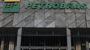O presidente da Petrobras, Jean Paul Prates, vem sofrendo pressão, principalmente oriunda do Centrão, para deixar o cargo, dando lugar a alguém mais alinhado com o grupo político.