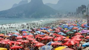 O estado do Rio de Janeiro recebeu, no ano passado, 1.192.814 turistas internacionais, chegando próximo ao patamar turístico de 2019, ano anterior à pandemia de Covid-19, quando somou 1.252.267 visitantes estrangeiros.