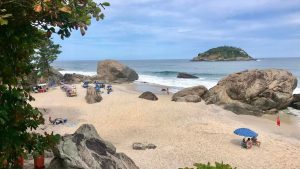 a Federação Brasileira de Naturismo destaca oito praias de nudismo no Brasil, onde praticantes desfrutam da liberdade e conexão com a natureza