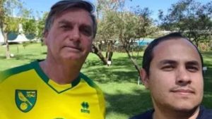 Tércio Arnaud é natural de Campina Grande, Paraíba. Carlos Bolsonaro o descobriu entre 2013 e 2014, através da página "Bolsonaro Opressor"