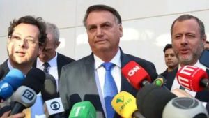 Moraes manda Bolsonaro entregar passaporte em investigação sobre tentativa de golpe
