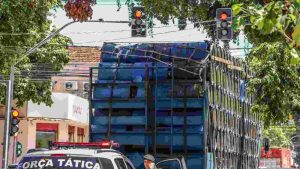 Caminhão arrasta fios por mais de 100 metros e deixa comércios sem internet