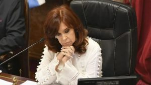 Cristina Kirchner critica Milei pelo aumento da pobreza: “Estão brincando com a mesa dos argentinos”