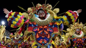 Segundo dia de desfiles na Sapucaí destaca histórias afro-brasileiras