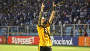 Vizeu pede para jogar pelo Criciúma após morte de pai e faz gol: “Continuar…"