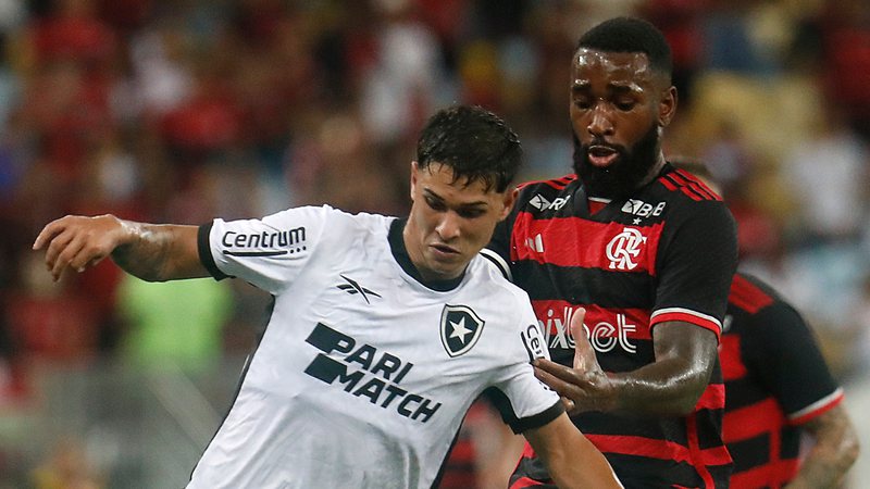 Com gol nos acréscimos, Flamengo bate Botafogo e dispara no Carioca