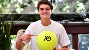 Aos 17 anos, João Fonseca tinha tudo encaminhado para entrar no tênis universitário, mas uma proposta mudou o rumo de sua carreira.