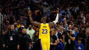 NBA: Lakers levam a melhor em clássico com LeBron inspirado