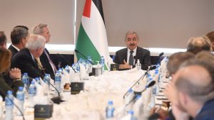 Em meio à crise em Gaza, primeiro-ministro palestino Mohammad Shtayyeh renuncia