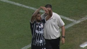 Raniele provoca torcida do Santos no clássico contra o Corinthians