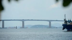 Já considerada a maior ponte da América Latina, ela é um trecho da BR-101 e uma ligação viária vital para o estado do Rio de Janeiro.