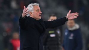 Dispensado pela Roma em janeiro, José Mourinho está livre no mercado da bola; comandante português estipulou prazo para voltar aos trabalhos.