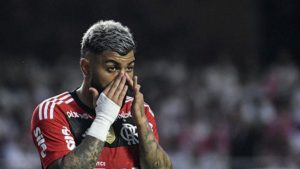O atacante do Flamengo, Gabriel Barbosa, ou "Gabigol", foi suspenso, nesta segunda-feira (25), por dois anos Justiça Desportiva Antidopagem, que alega fraude do exame antidoping. Apesar do resultado apenas este ano, a pena começou a valer em 8 de abril de 2023.