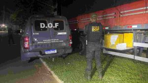 Caminhão estava com carga de mais de meia tonelada de maconha a caminho do Paraná; O homem foi preso pelo DOF.