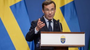 A Suécia tornou-se o 32º membro oficial da Organização do Tratado do Atlântico Norte (OTAN), após aplicar para juntar-se à aliança há dois anos. Sua entrada foi consumada nesta quinta-feira (7), na capital estadunidense, Washington D.C., após o primeiro-ministro sueco, Ulf Kristersson, apresentar a papelada final.