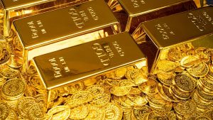 Uma das moedas mais antigas do mundo, o ouro passa por uma valorização recorde, fechando esta sexta-feira (8) a US$ 2.200/onça-troia. A queda recente do dólar e a expectativa de um corte de juros norte-americanos em breve abastecem a alta.