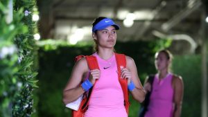 Tenista britânica Emma Raducanu, que entraria em quadra já nesta terça-feira, 19, pelo WTA 1000 de Miami, desiste do torneio; entenda