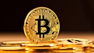 O bitcoin alcançou um novo pico recorde, superando os US$ 69 mil (R$ 342,4 mil); seu preço aumentou em 50% no último mês.