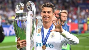 Nesta quarta-feira, 6, o Real Madrid completa 122 anos, entra em campo pela Champions League e recebeu homenagens de craques históricos.