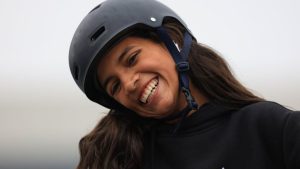 Lançamento do Nike Dunk SB Low x Rayssa Leal, que esgota em tempo impressionante, deixando skatista brasileira muito feliz.