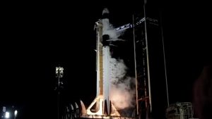 A Nasa e a SpaceX lançaram nesta segunda-feira (4), o foguete Falcon 9 com três astronautas norte-americanos e um cosmonauta russo.