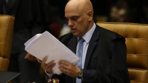 O ministro do Supremo Tribunal Federal (STF), Alexandre de Moraes, ordenou a retirada de sigilo de todos os depoimentos dados à Polícia Federal (PF) nas investigações de um suposto planejamento de golpe de Estado para manter Jair Bolsonaro no poder.
